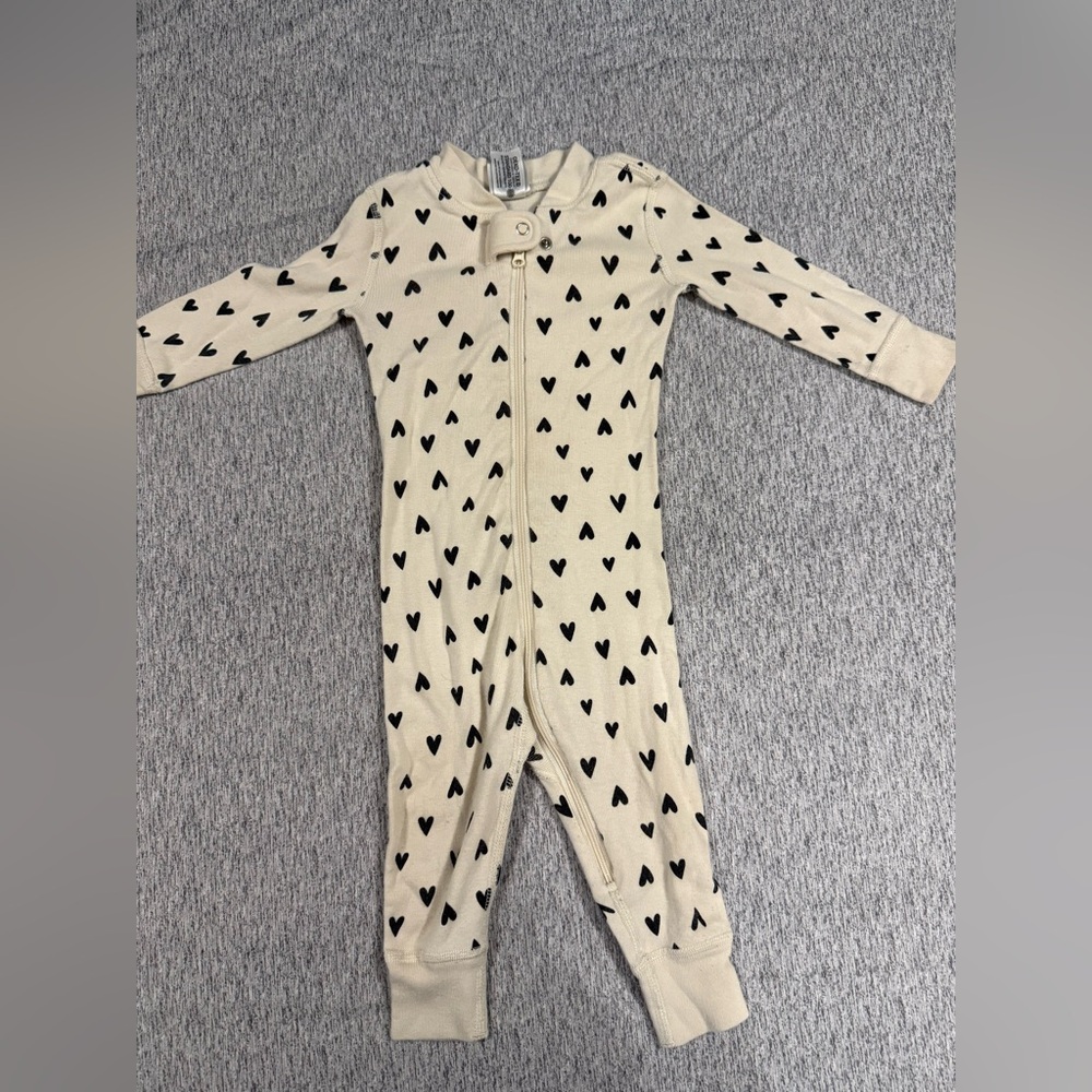 Hanna Anderson Onesie Sleeper Black Heart Print Size 12-18 months